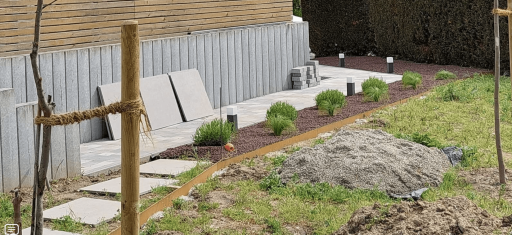 chemin de jardin avec des bordures en acier Corten